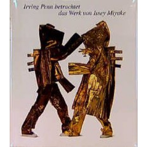 Irving Penn betrachtet das Werk von Issey Miyke